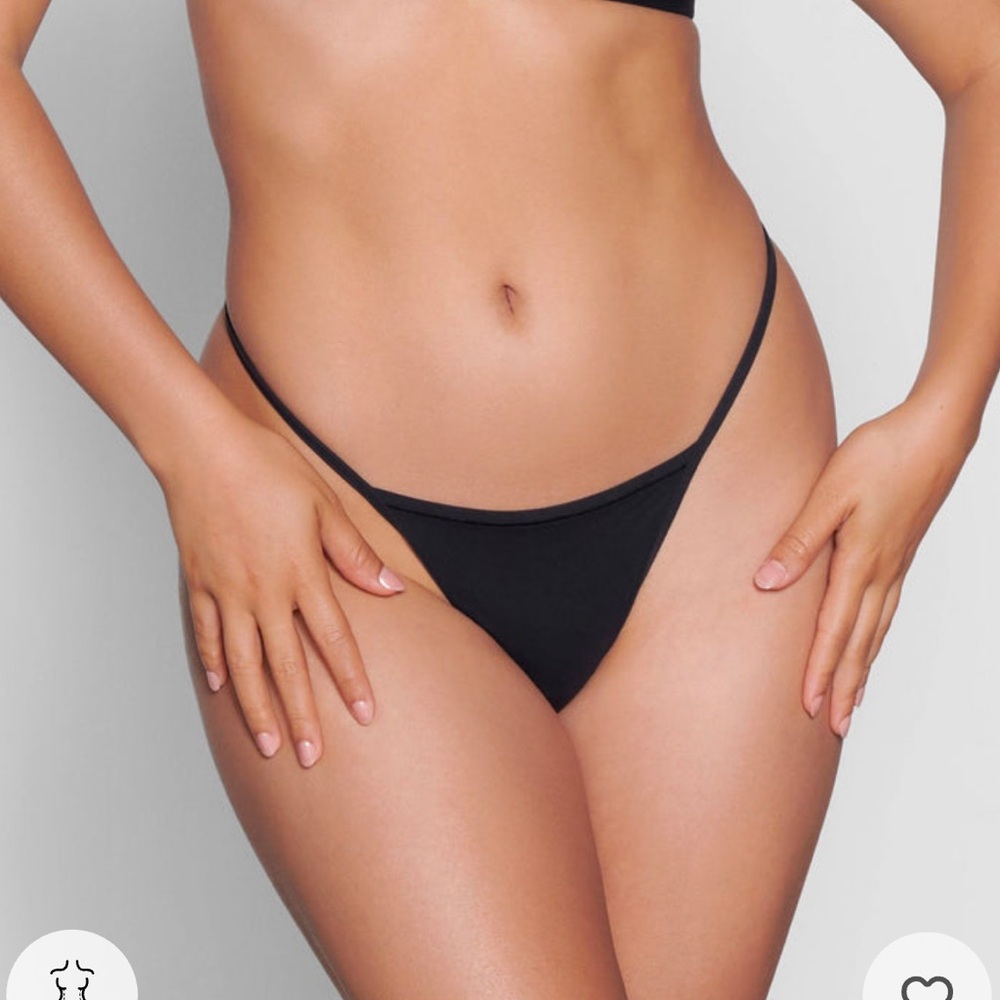SKIMS EVERYBODY T-STRING THONG IN ONYX